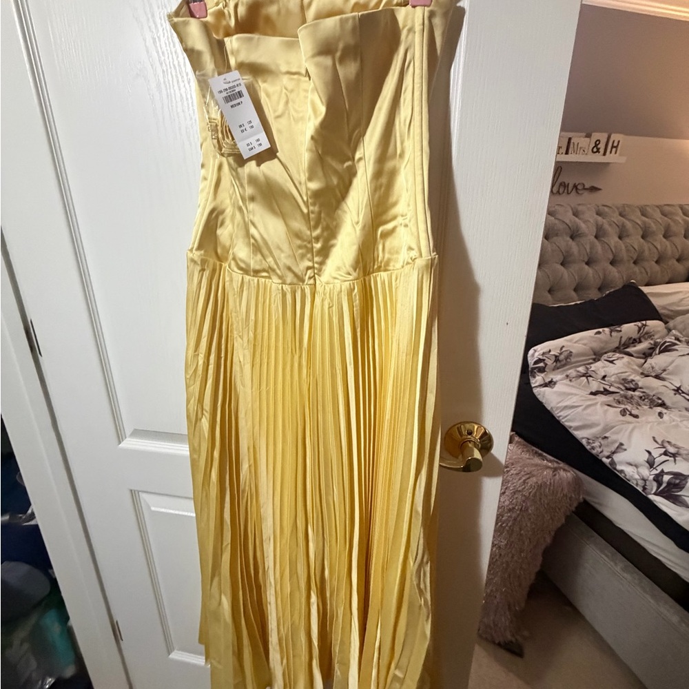 Brand new w/tags, Abercrombie & Fitch Yellow silk Strapless Dress  size M petite